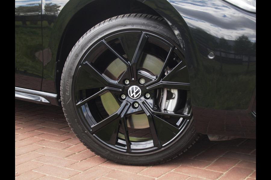 Volkswagen Passat Variant 1.5 eHybrid R-Line Edition | Panoramadak | Black-Style | Head-Up Display | Trekhaak | Sfeerverlichting | NL-Auto |