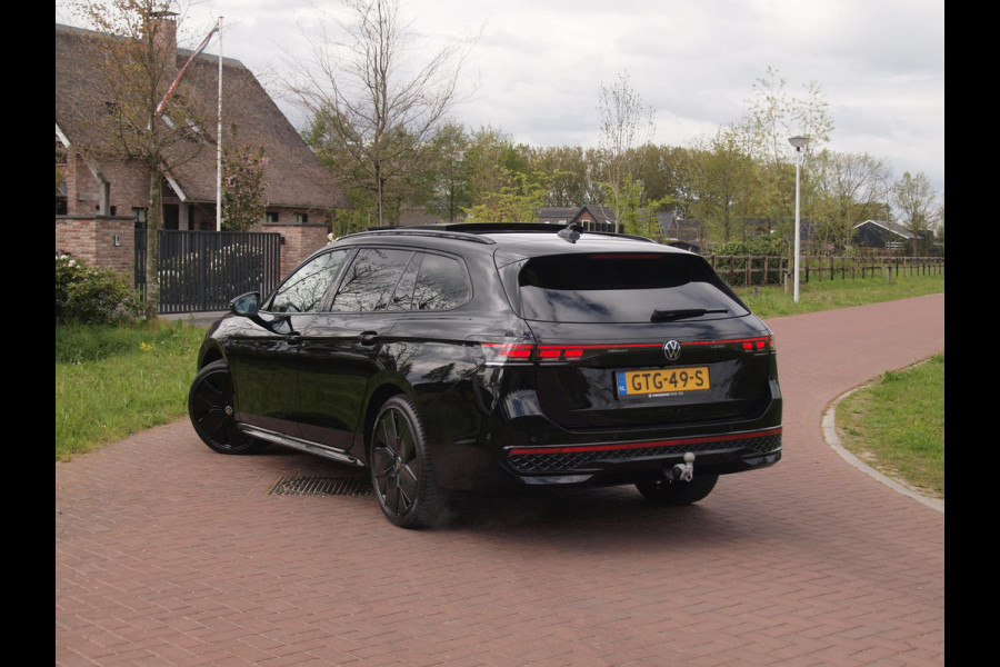 Volkswagen Passat Variant 1.5 eHybrid R-Line Edition | Panoramadak | Black-Style | Head-Up Display | Trekhaak | Sfeerverlichting | NL-Auto |