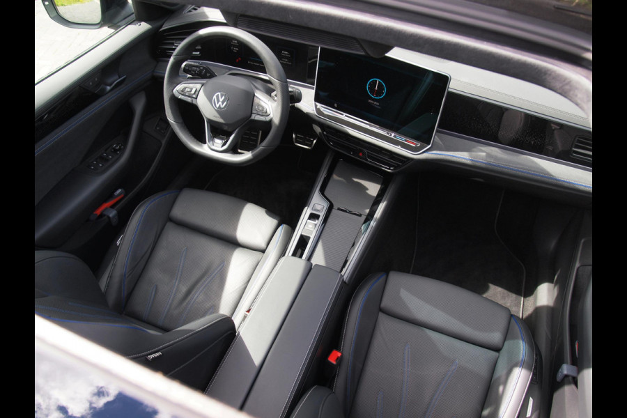 Volkswagen Passat Variant 1.5 eHybrid R-Line Edition | Panoramadak | Black-Style | Head-Up Display | Trekhaak | Sfeerverlichting | NL-Auto |