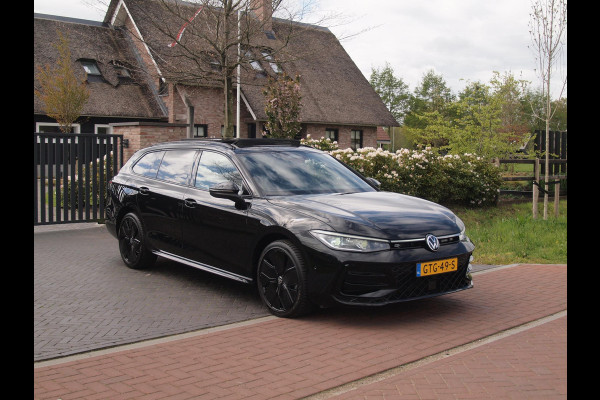 Volkswagen Passat Variant 1.5 eHybrid R-Line Edition | Panoramadak | Black-Style | Head-Up Display | Trekhaak | Sfeerverlichting | NL-Auto |
