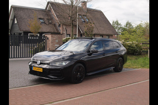 Volkswagen Passat Variant 1.5 eHybrid R-Line Edition | Panoramadak | Black-Style | Head-Up Display | Trekhaak | Sfeerverlichting | NL-Auto |