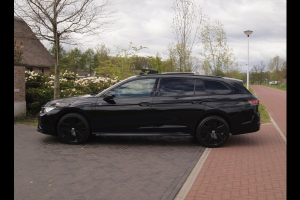 Volkswagen Passat Variant 1.5 eHybrid R-Line Edition | Panoramadak | Black-Style | Head-Up Display | Trekhaak | Sfeerverlichting | NL-Auto |