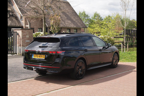 Volkswagen Passat Variant 1.5 eHybrid R-Line Edition | Panoramadak | Black-Style | Head-Up Display | Trekhaak | Sfeerverlichting | NL-Auto |