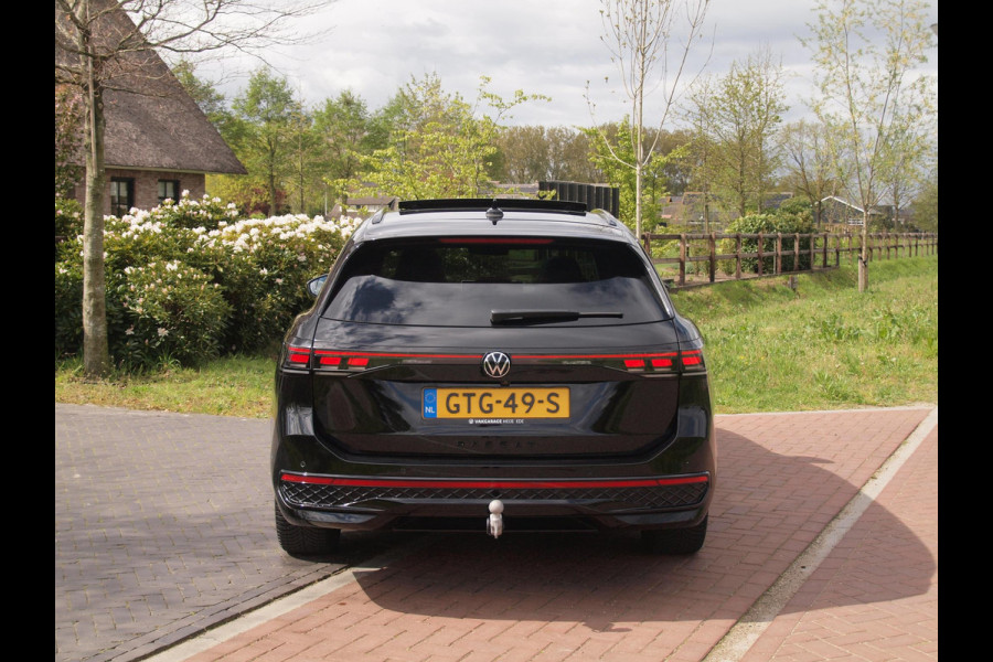 Volkswagen Passat Variant 1.5 eHybrid R-Line Edition | Panoramadak | Black-Style | Head-Up Display | Trekhaak | Sfeerverlichting | NL-Auto |