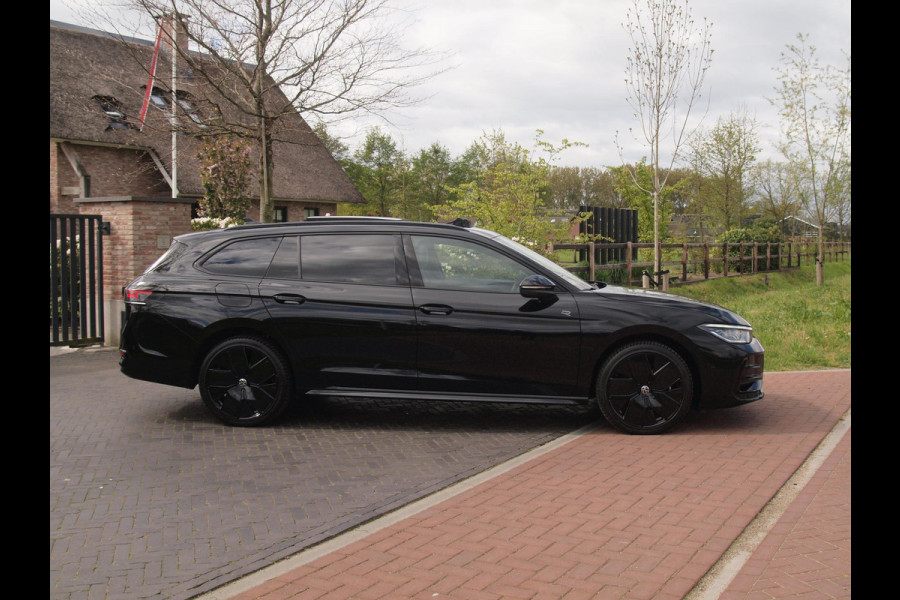 Volkswagen Passat Variant 1.5 eHybrid R-Line Edition | Panoramadak | Black-Style | Head-Up Display | Trekhaak | Sfeerverlichting | NL-Auto |