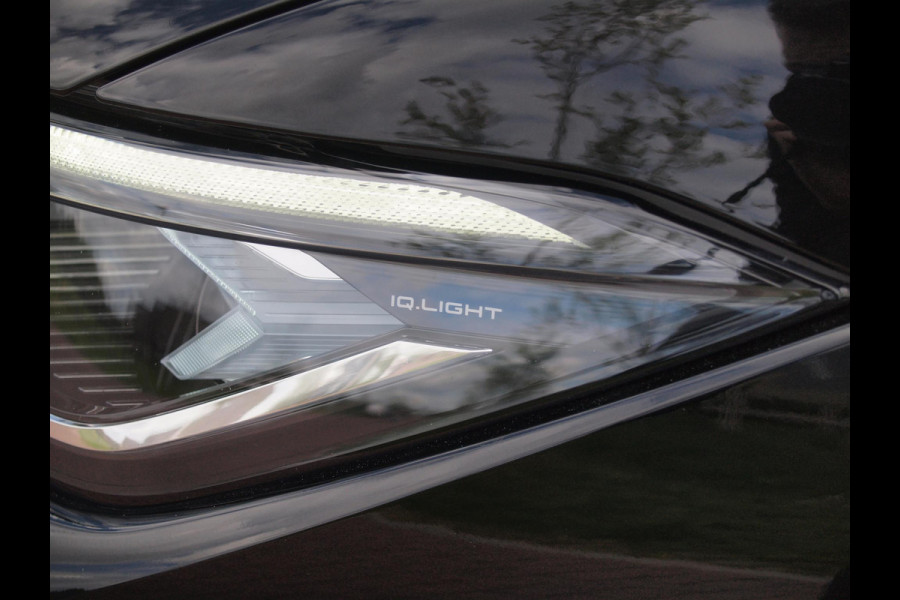 Volkswagen Passat Variant 1.5 eHybrid R-Line Edition | Panoramadak | Black-Style | Head-Up Display | Trekhaak | Sfeerverlichting | NL-Auto |