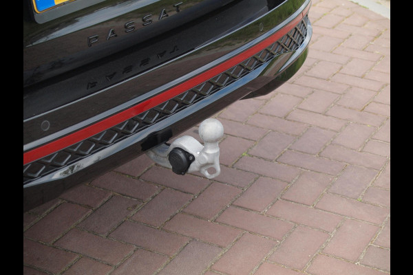 Volkswagen Passat Variant 1.5 eHybrid R-Line Edition | Panoramadak | Black-Style | Head-Up Display | Trekhaak | Sfeerverlichting | NL-Auto |