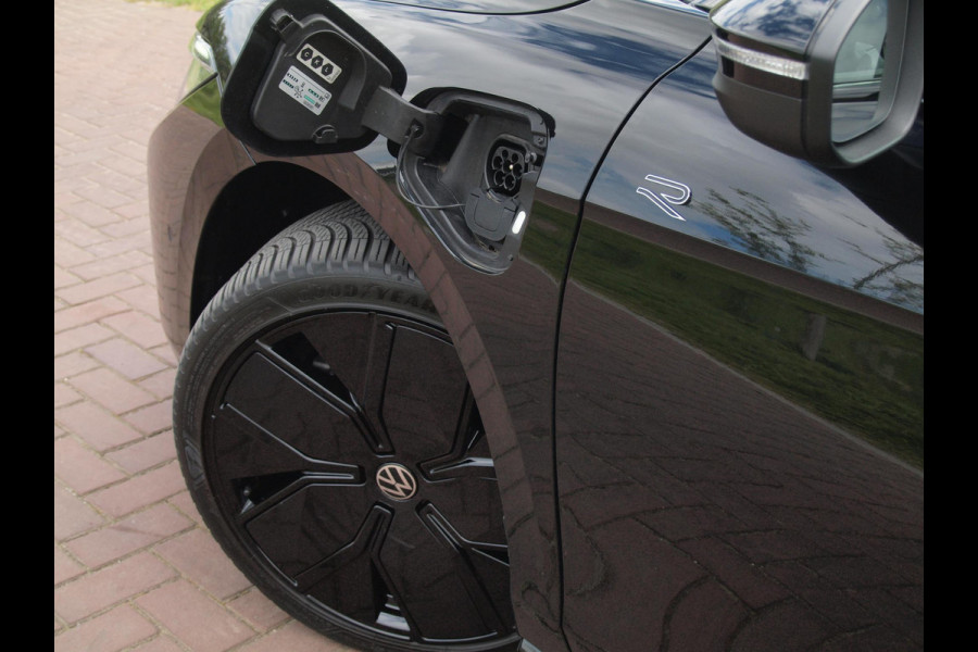 Volkswagen Passat Variant 1.5 eHybrid R-Line Edition | Panoramadak | Black-Style | Head-Up Display | Trekhaak | Sfeerverlichting | NL-Auto |