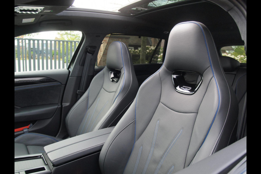 Volkswagen Passat Variant 1.5 eHybrid R-Line Edition | Panoramadak | Black-Style | Head-Up Display | Trekhaak | Sfeerverlichting | NL-Auto |