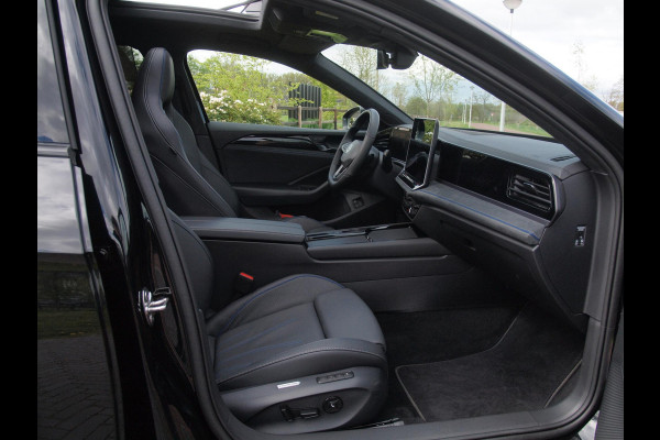 Volkswagen Passat Variant 1.5 eHybrid R-Line Edition | Panoramadak | Black-Style | Head-Up Display | Trekhaak | Sfeerverlichting | NL-Auto |