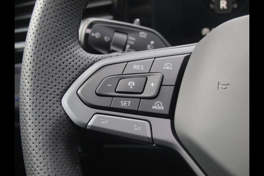 Volkswagen Passat Variant 1.5 eHybrid R-Line Edition | Panoramadak | Black-Style | Head-Up Display | Trekhaak | Sfeerverlichting | NL-Auto |