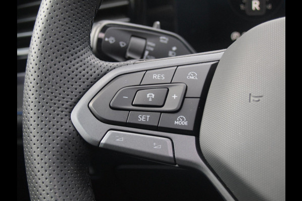 Volkswagen Passat Variant 1.5 eHybrid R-Line Edition | Panoramadak | Black-Style | Head-Up Display | Trekhaak | Sfeerverlichting | NL-Auto |