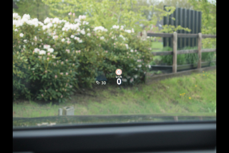 Volkswagen Passat Variant 1.5 eHybrid R-Line Edition | Panoramadak | Black-Style | Head-Up Display | Trekhaak | Sfeerverlichting | NL-Auto |