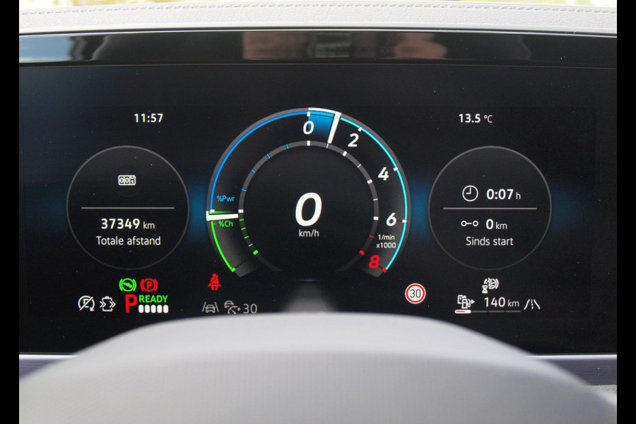Volkswagen Passat Variant 1.5 eHybrid R-Line Edition | Panoramadak | Black-Style | Head-Up Display | Trekhaak | Sfeerverlichting | NL-Auto |