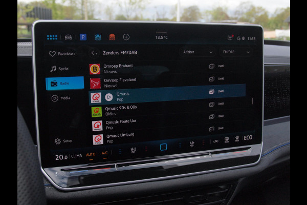 Volkswagen Passat Variant 1.5 eHybrid R-Line Edition | Panoramadak | Black-Style | Head-Up Display | Trekhaak | Sfeerverlichting | NL-Auto |