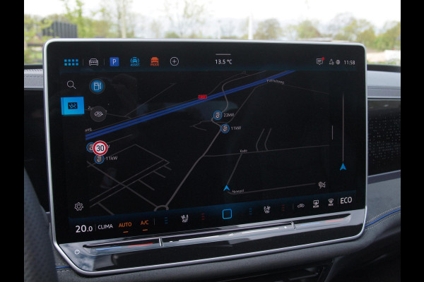 Volkswagen Passat Variant 1.5 eHybrid R-Line Edition | Panoramadak | Black-Style | Head-Up Display | Trekhaak | Sfeerverlichting | NL-Auto |