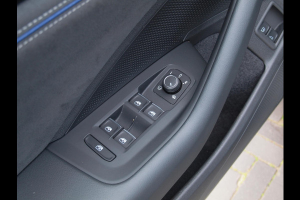Volkswagen Passat Variant 1.5 eHybrid R-Line Edition | Panoramadak | Black-Style | Head-Up Display | Trekhaak | Sfeerverlichting | NL-Auto |