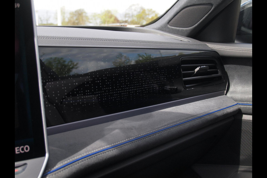 Volkswagen Passat Variant 1.5 eHybrid R-Line Edition | Panoramadak | Black-Style | Head-Up Display | Trekhaak | Sfeerverlichting | NL-Auto |