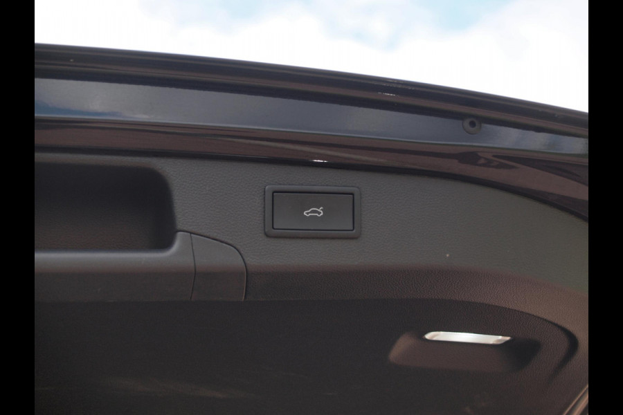 Volkswagen Passat Variant 1.5 eHybrid R-Line Edition | Panoramadak | Black-Style | Head-Up Display | Trekhaak | Sfeerverlichting | NL-Auto |