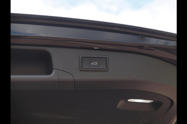 Volkswagen Passat Variant 1.5 eHybrid R-Line Edition | Panoramadak | Black-Style | Head-Up Display | Trekhaak | Sfeerverlichting | NL-Auto |