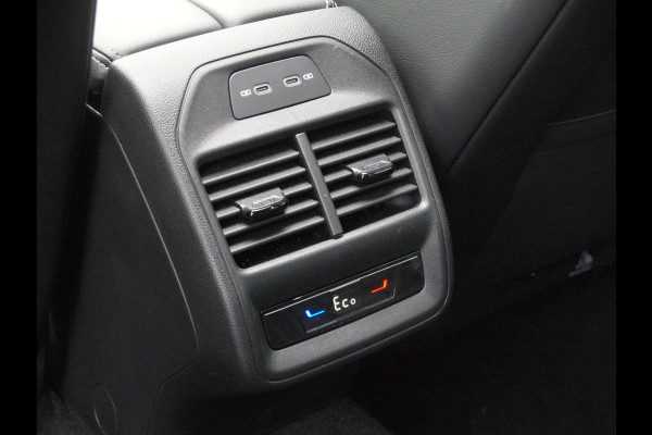 Volkswagen Passat Variant 1.5 eHybrid R-Line Edition | Panoramadak | Black-Style | Head-Up Display | Trekhaak | Sfeerverlichting | NL-Auto |
