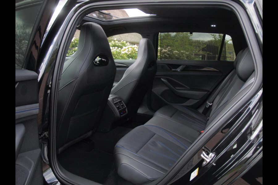 Volkswagen Passat Variant 1.5 eHybrid R-Line Edition | Panoramadak | Black-Style | Head-Up Display | Trekhaak | Sfeerverlichting | NL-Auto |