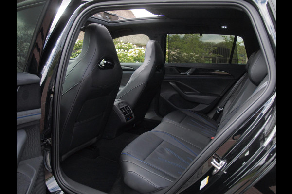 Volkswagen Passat Variant 1.5 eHybrid R-Line Edition | Panoramadak | Black-Style | Head-Up Display | Trekhaak | Sfeerverlichting | NL-Auto |