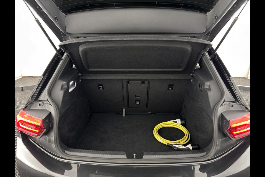 Volkswagen ID.3 First Plus 58 kWh [ 3-Fase ] {SOH-91%} (INCL-BTW) *ADAPTIVE-CRUISE | MATRIX-LED | CAMERA | KEYLESS | MICROFIBRE | AMBIENTLIGHT | NAVI-FULLMAP | DAB+ | ECC | HEATED-SPORTSEATS | DIGI-COCKPIT | 19''ALU*