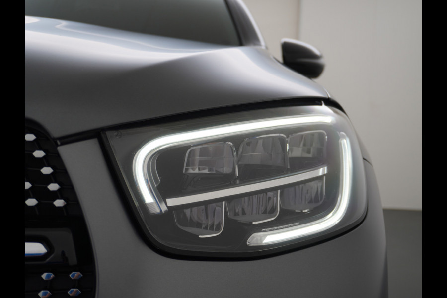 Mercedes-Benz GLC 300e Coupé AMG 4Matic // SoH 98,6% // Burmester / Magno Grijs // Nw. Banden // Dig. Dashbord // Carplay // Treeplanken // Night