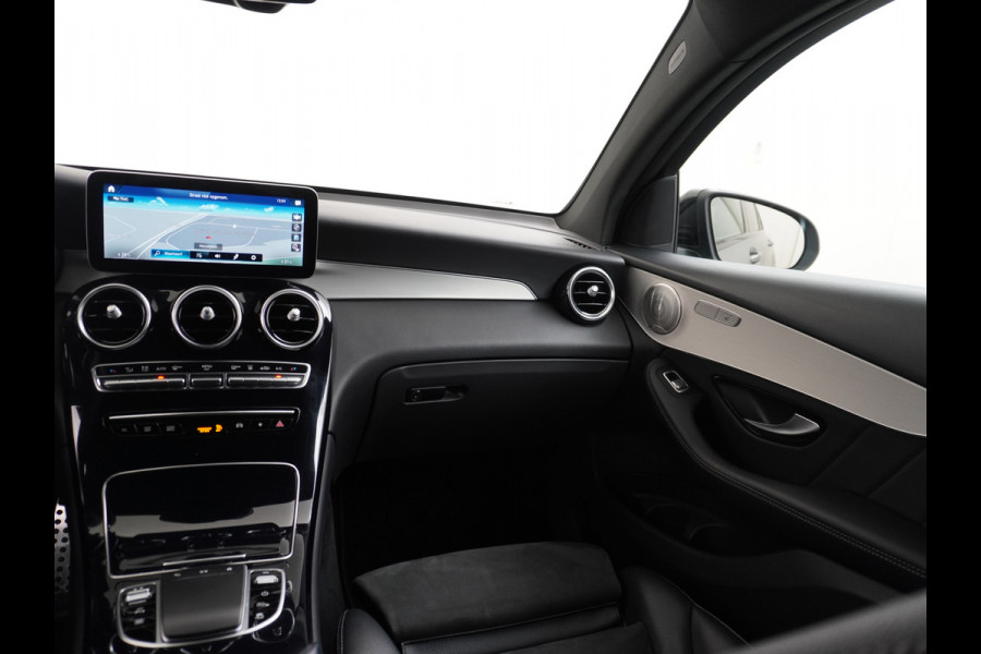 Mercedes-Benz GLC 300e Coupé AMG 4Matic // SoH 98,6% // Burmester / Magno Grijs // Nw. Banden // Dig. Dashbord // Carplay // Treeplanken // Night