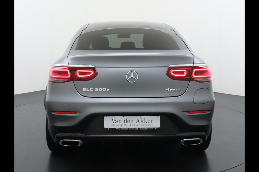 Mercedes-Benz GLC 300e Coupé AMG 4Matic // SoH 98,6% // Burmester / Magno Grijs // Nw. Banden // Dig. Dashbord // Carplay // Treeplanken // Night