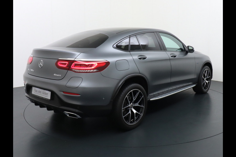 Mercedes-Benz GLC 300e Coupé AMG 4Matic // SoH 98,6% // Burmester / Magno Grijs // Nw. Banden // Dig. Dashbord // Carplay // Treeplanken // Night