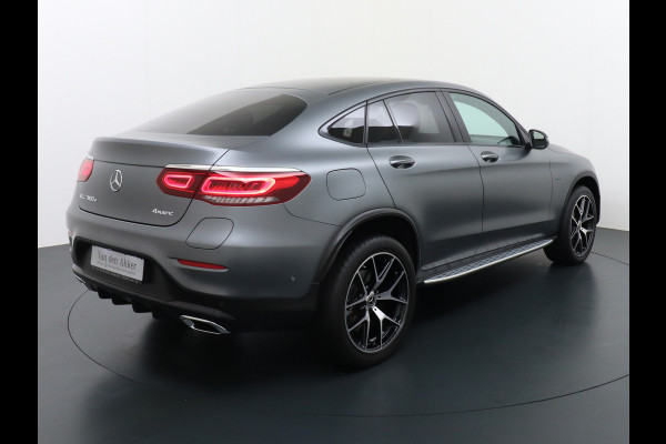 Mercedes-Benz GLC 300e Coupé AMG 4Matic // SoH 98,6% // Burmester / Magno Grijs // Nw. Banden // Dig. Dashbord // Carplay // Treeplanken // Night