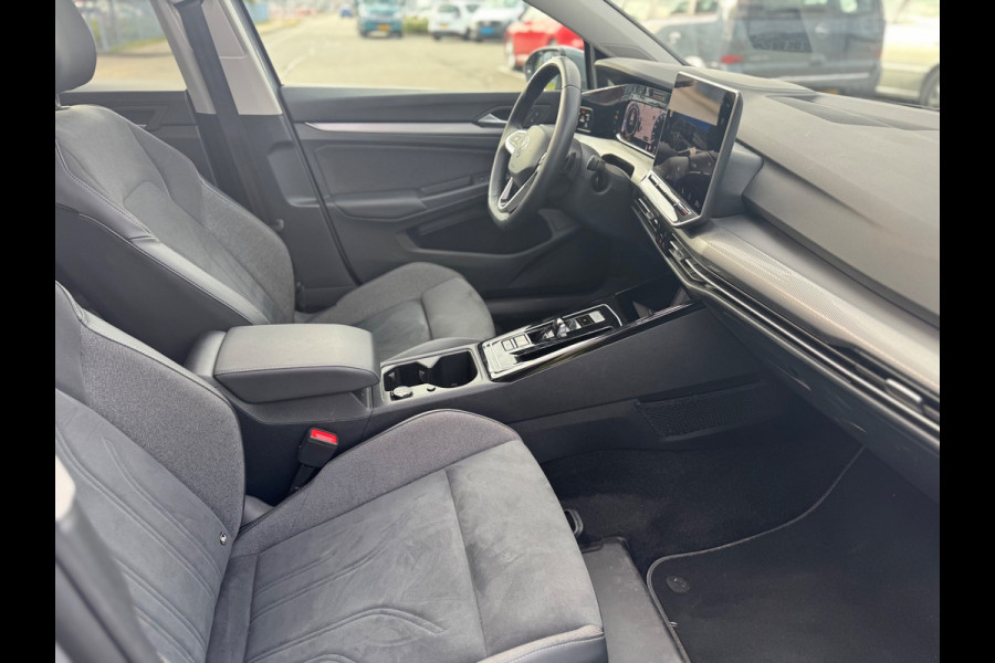 Volkswagen Golf 1.5 eTSI DSG Panorama Camera facelift HUD Memory