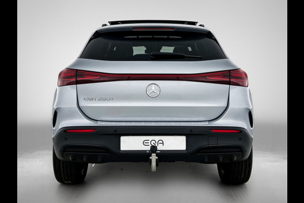 Mercedes-Benz EQA 250+ Business Solution AMG 71 kWh | Nightpakket | Trekhaak | DISTRONIC | Smartphone integratie | Panoramaschuifdak | Stuurwielpaddles gegalvaniseerd | 360° camera | Burmester Surround Sound |