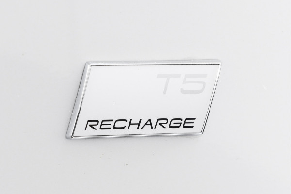 Volvo XC40 1.5 T5 Recharge R-Design | S/K-Panodak | Elek. Trekhaak | Harman/Kardon | Dig. Cockpit | Cruise | Winterpakket | 360 Camera | NAV + App. Connect | ECC | Elek. Klep | LM 19" |