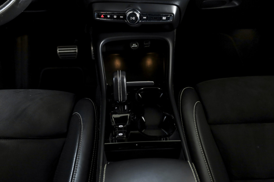 Volvo XC40 1.5 T5 Recharge R-Design | S/K-Panodak | Elek. Trekhaak | Harman/Kardon | Dig. Cockpit | Cruise | Winterpakket | 360 Camera | NAV + App. Connect | ECC | Elek. Klep | LM 19" |