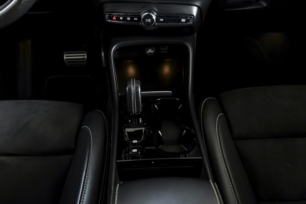 Volvo XC40 1.5 T5 Recharge R-Design | S/K-Panodak | Elek. Trekhaak | Harman/Kardon | Dig. Cockpit | Cruise | Winterpakket | 360 Camera | NAV + App. Connect | ECC | Elek. Klep | LM 19" |