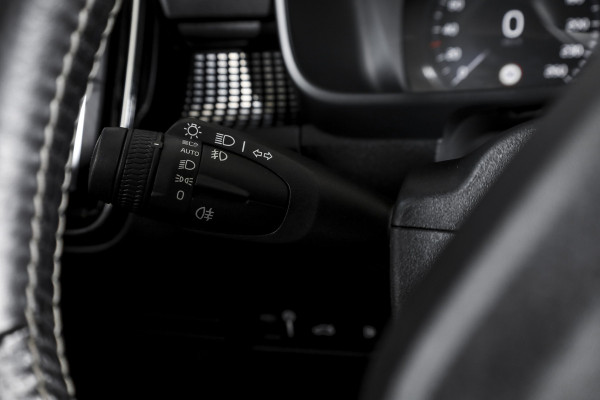 Volvo XC40 1.5 T5 Recharge R-Design | S/K-Panodak | Elek. Trekhaak | Harman/Kardon | Dig. Cockpit | Cruise | Winterpakket | 360 Camera | NAV + App. Connect | ECC | Elek. Klep | LM 19" |