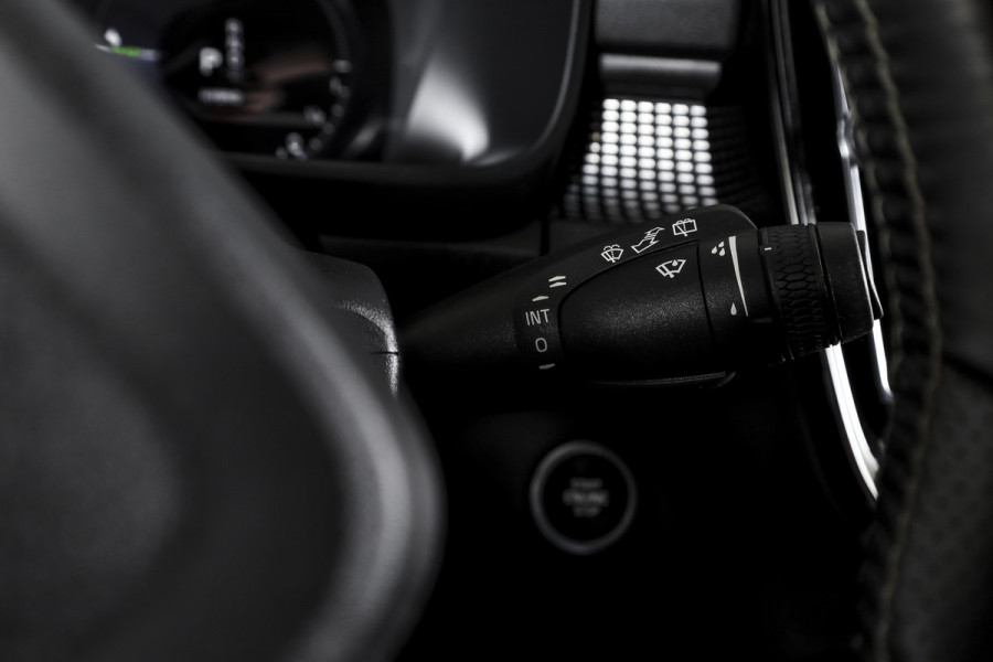 Volvo XC40 1.5 T5 Recharge R-Design | S/K-Panodak | Elek. Trekhaak | Harman/Kardon | Dig. Cockpit | Cruise | Winterpakket | 360 Camera | NAV + App. Connect | ECC | Elek. Klep | LM 19" |