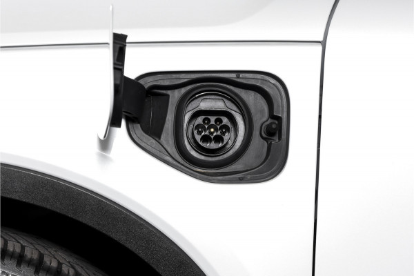 Volvo XC40 1.5 T5 Recharge R-Design | S/K-Panodak | Elek. Trekhaak | Harman/Kardon | Dig. Cockpit | Cruise | Winterpakket | 360 Camera | NAV + App. Connect | ECC | Elek. Klep | LM 19" |