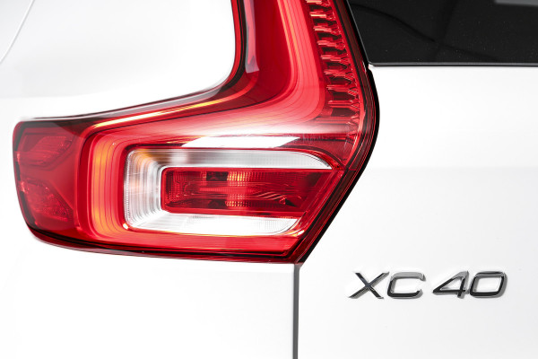 Volvo XC40 1.5 T5 Recharge R-Design | S/K-Panodak | Elek. Trekhaak | Harman/Kardon | Dig. Cockpit | Cruise | Winterpakket | 360 Camera | NAV + App. Connect | ECC | Elek. Klep | LM 19" |