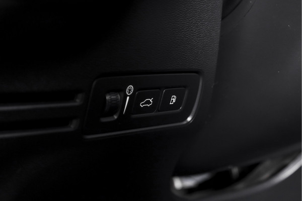 Volvo XC40 1.5 T5 Recharge R-Design | S/K-Panodak | Elek. Trekhaak | Harman/Kardon | Dig. Cockpit | Cruise | Winterpakket | 360 Camera | NAV + App. Connect | ECC | Elek. Klep | LM 19" |