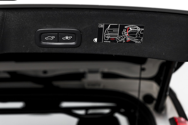 Volvo XC40 1.5 T5 Recharge R-Design | S/K-Panodak | Elek. Trekhaak | Harman/Kardon | Dig. Cockpit | Cruise | Winterpakket | 360 Camera | NAV + App. Connect | ECC | Elek. Klep | LM 19" |