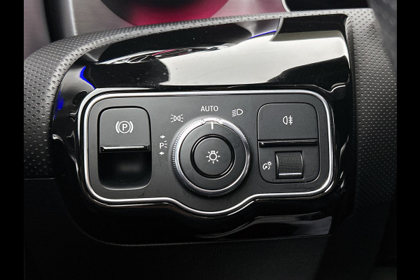 Mercedes-Benz CLA-Klasse Shooting Brake 200 Business Solution AMG(NL-auto, Dealer OndH, Panorama, SfeerV,Camera, StoelV, Etc)