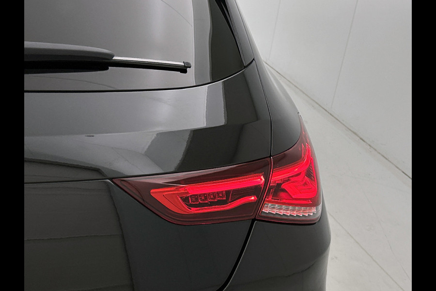 Mercedes-Benz CLA-Klasse Shooting Brake 200 Business Solution AMG(NL-auto, Dealer OndH, Panorama, SfeerV,Camera, StoelV, Etc)