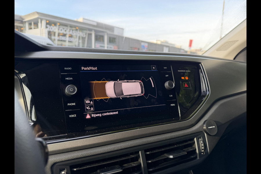 Volkswagen Polo 1.0 TSI Comfortline . NAVIGATIE . PARKEERSENSOREN VOOR  & ACHTER .