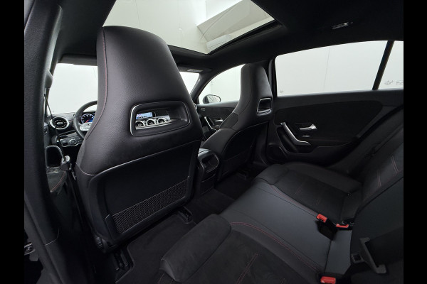 Mercedes-Benz A-Klasse 250e AMG // Soh 94,5% // Panoramadak // Distronic // Carplay // 18" // Nightpakket // All Season Banden // Widescreen