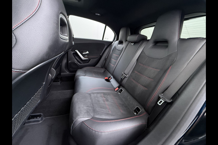 Mercedes-Benz A-Klasse 250e AMG // Soh 94,5% // Panoramadak // Distronic // Carplay // 18" // Nightpakket // All Season Banden // Widescreen