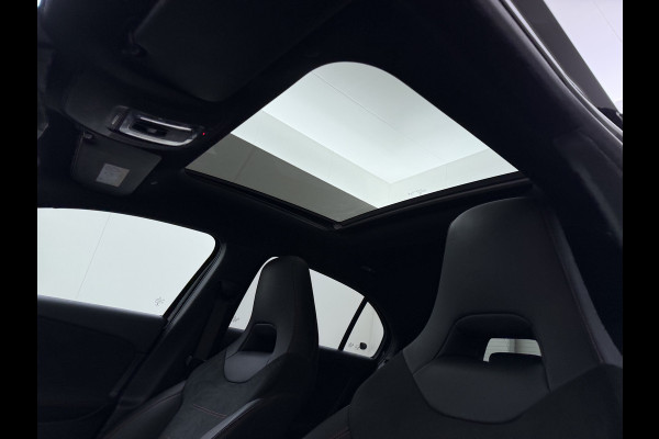 Mercedes-Benz A-Klasse 250e AMG // Soh 94,5% // Panoramadak // Distronic // Carplay // 18" // Nightpakket // All Season Banden // Widescreen